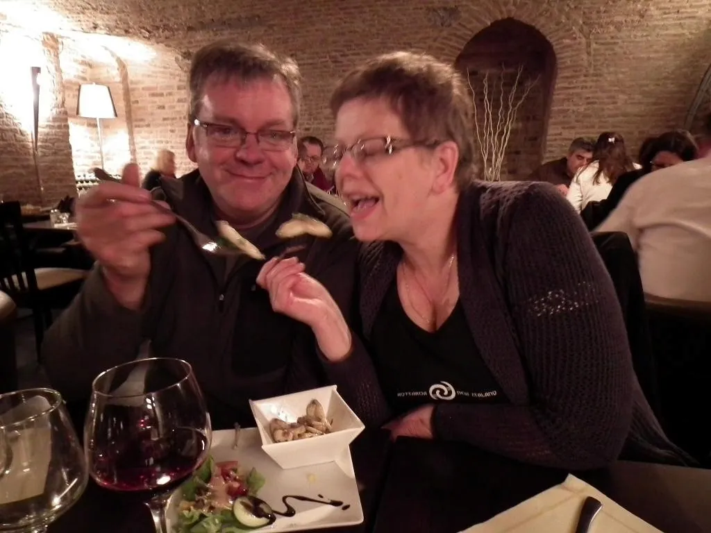 C eating frogs legs